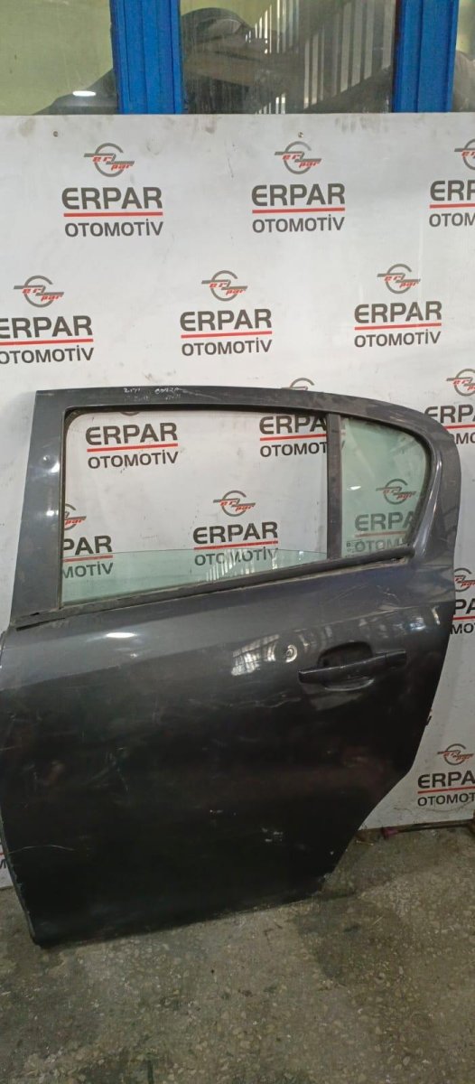 OPEL CORSA D ÇIKMA SOL ARKA KAPI (FÜME) – Çıkma parça GM